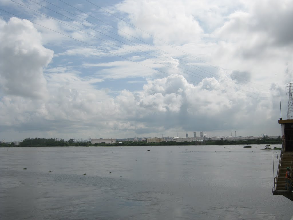 Río Coatzacoalcos, mirando hacía el complejo industrial Pajaritos, Коатцакоалькос