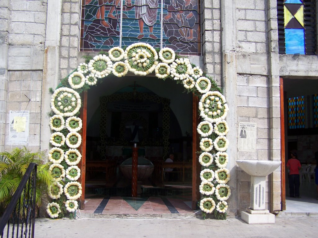 Onion skins draping entrance of San Gerardo, Игуала