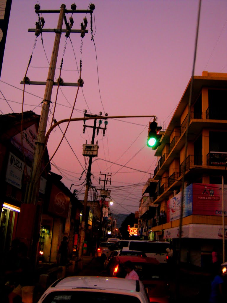 Trafico nocturno en el centro de Iguala, Игуала
