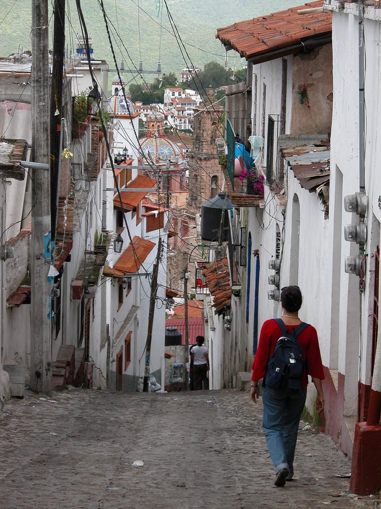 A narrow steep street in Taxco, Mexico, Такско-де-Аларкон