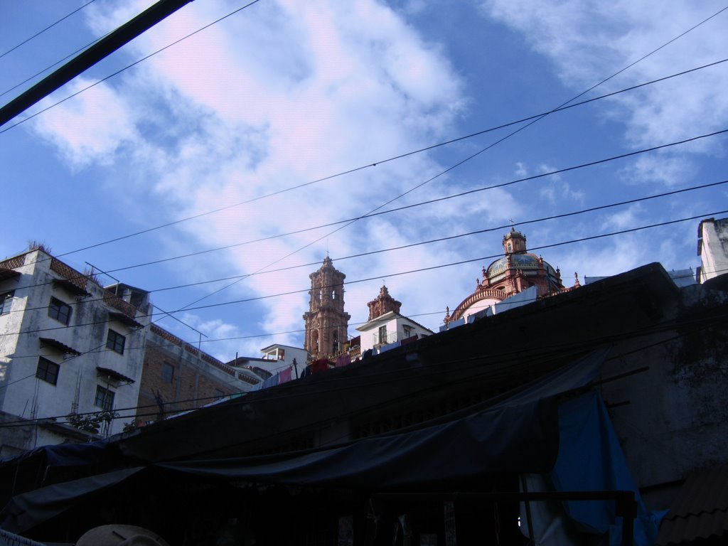 Taxco, la catedral desde el mercado, Такско-де-Аларкон