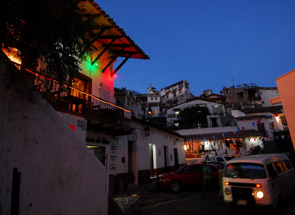 Taxco, night street scene with christmas decorations, Такско-де-Аларкон