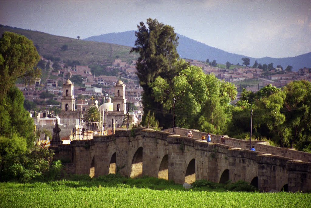 vista del puente de piedra (Acambaro gto.), Акамбаро