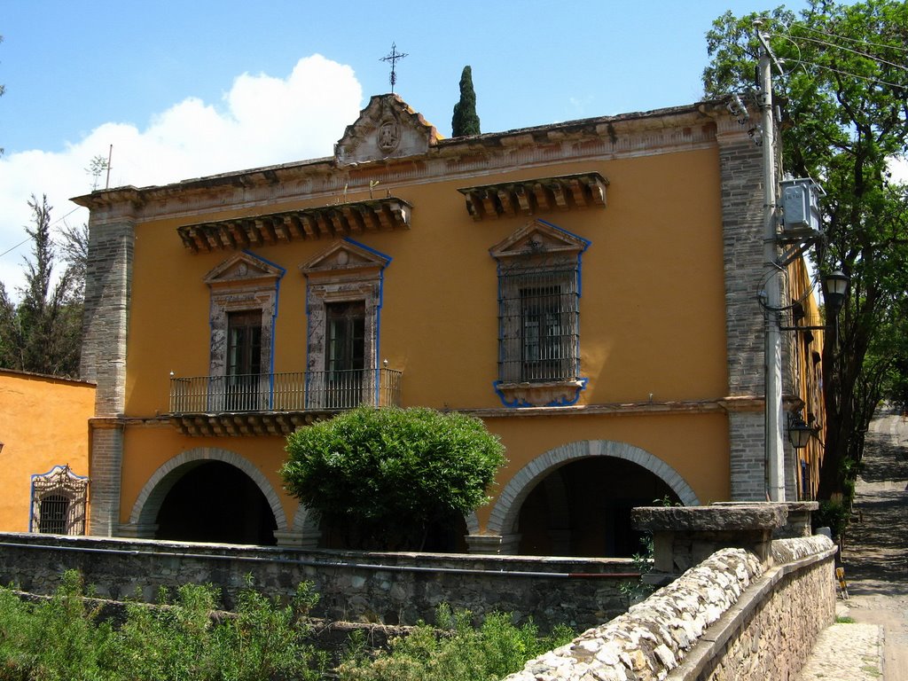 Outside the hacienda de San Gabriel De Barrera, across the bridge over the creek, Валле-де-Сантъяго