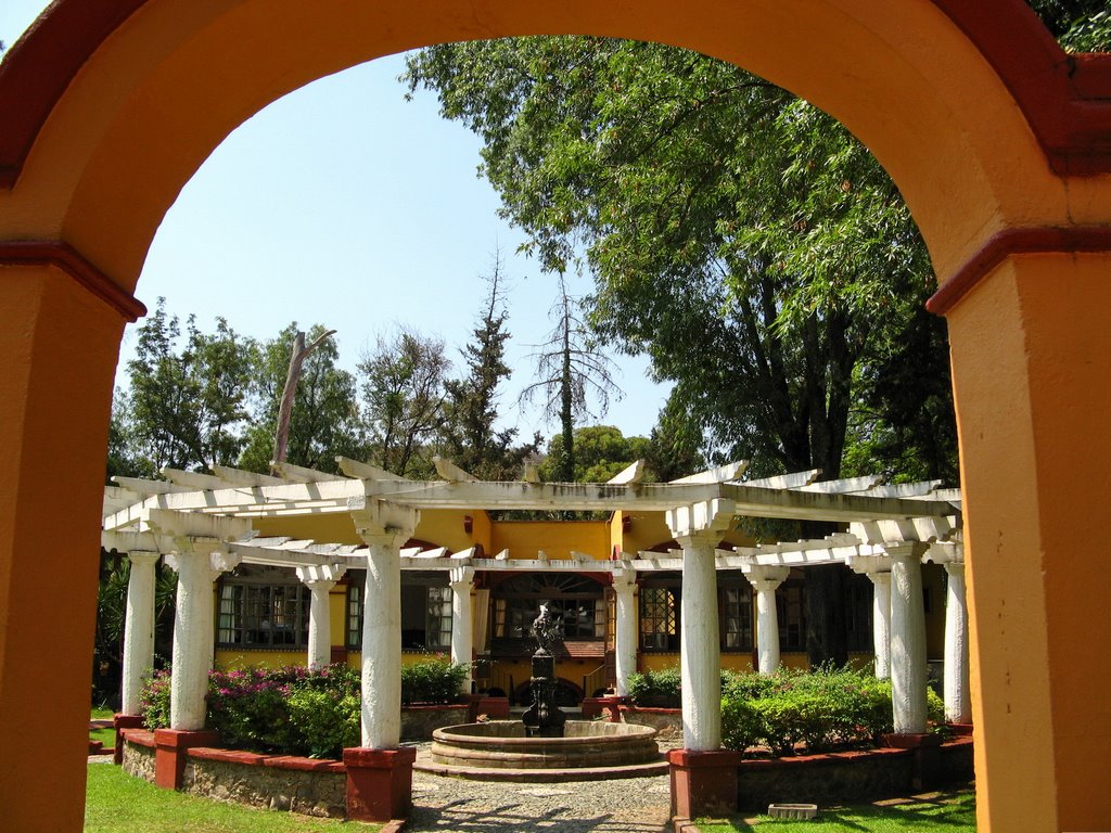 The italian garden with arches and a fountain, Валле-де-Сантъяго