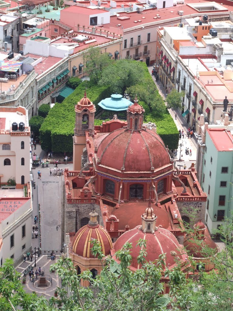 Vista del Templo de San Diego y Jardín de la Unión desde el Mirador, Guanajuato México, Валле-де-Сантъяго