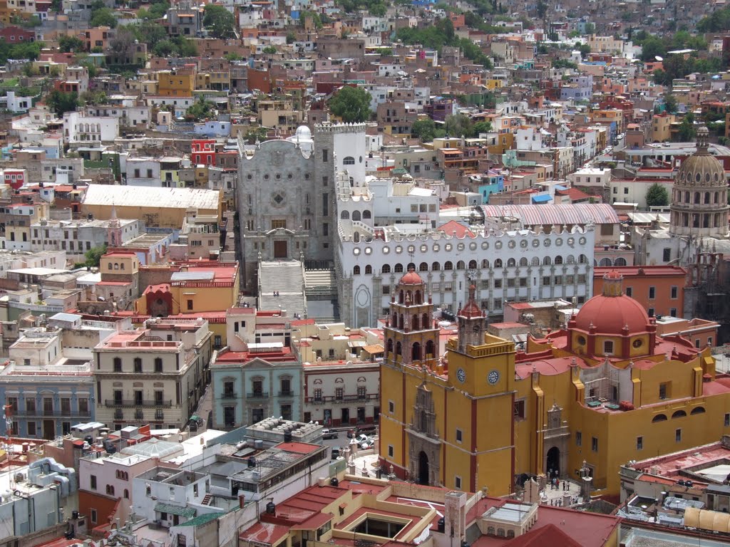 Vista de la Universidad de Guanajuato y La Basílica de Guanajuato, desde el Mirador Guanajuato México, Валле-де-Сантъяго