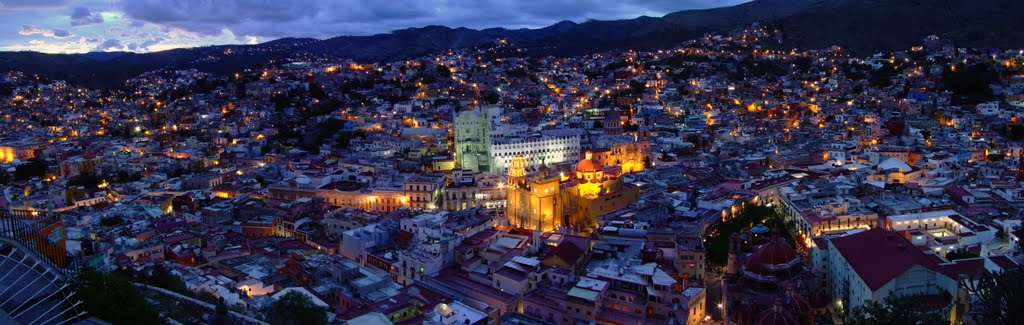Desde el Pípila Panorámica de Guanajuato Capital Anocheciendo (Ampliar), Валле-де-Сантъяго