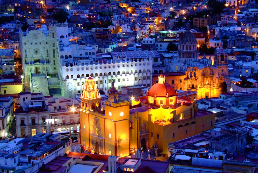 Hermosa Vista Nocturna de la Basílica de Guanajuato y La Universidad en Guanajuato Capital, México, Валле-де-Сантъяго