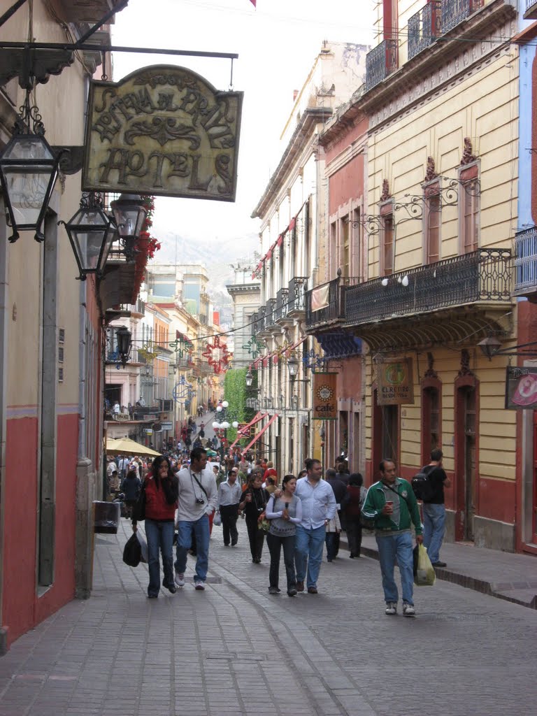 una calle de guanajuato cerca del teatro juarez, Валле-де-Сантъяго