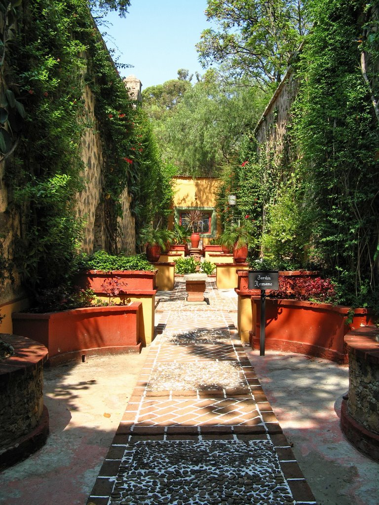 The narrow walled roman garden, Гуанахуато