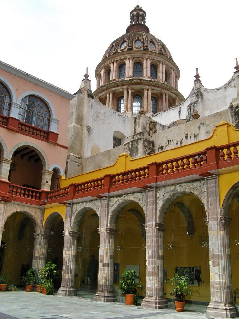 The church patio of Guanajuato university, with art exhibition, Гуанахуато
