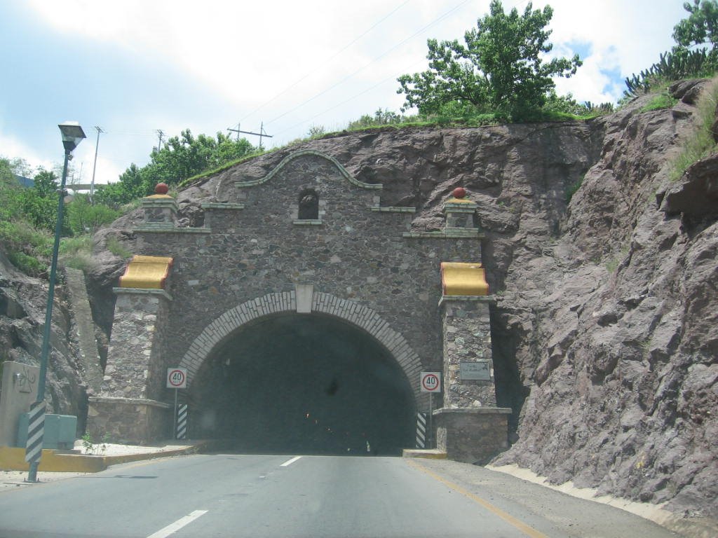 Por el Tunel de la avenida Pozuelos, Гуанахуато