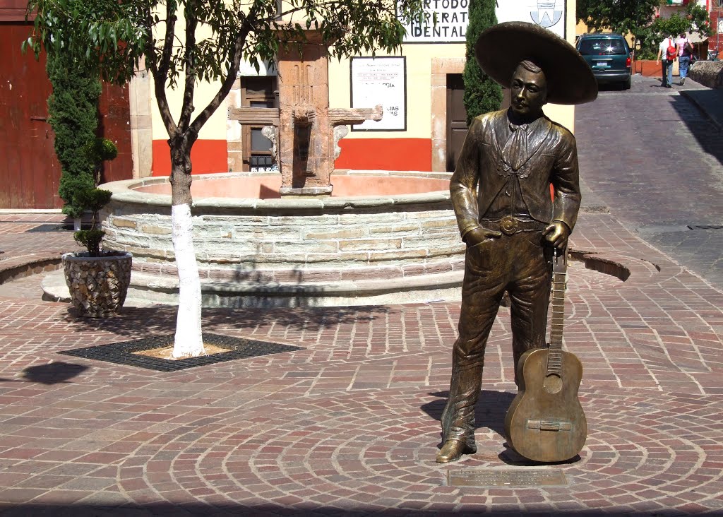 Escultura al cantante Jorge Negrete (El Charro Cantor) de Raúl Jaramillo, Plazuela del Ropero, Гуанахуато