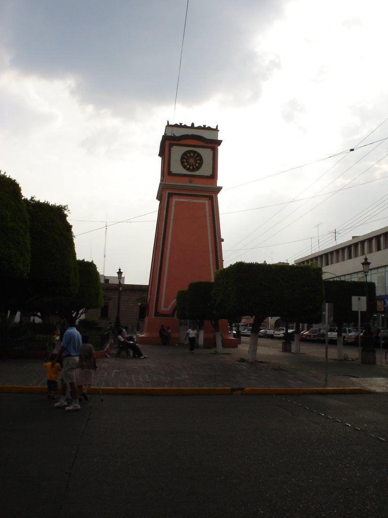 Reloj en plaza Miguel Hidalgo, Ирапуато