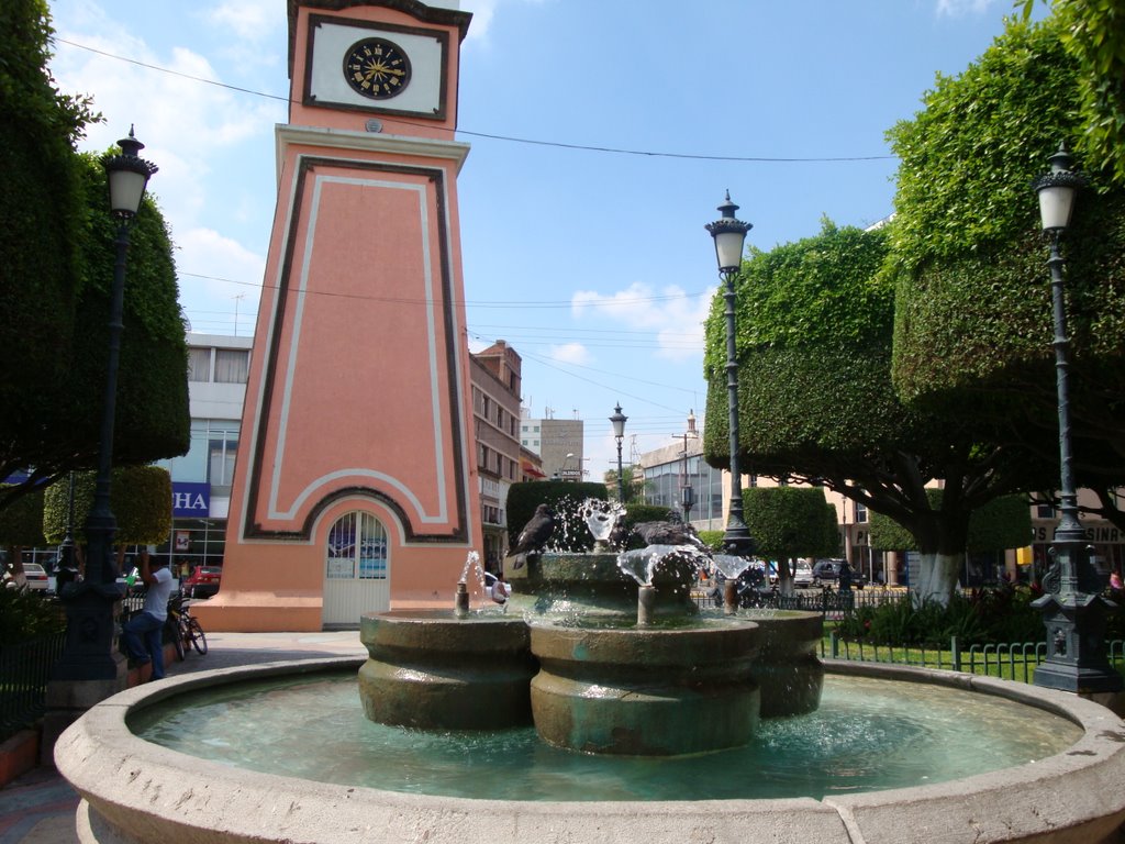 Plaza cerca del palacio municipal, Ирапуато