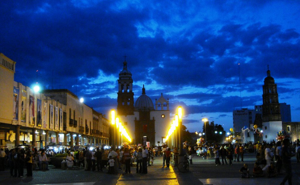 Plazuela Hidalgo y Catedral de noche, Ирапуато