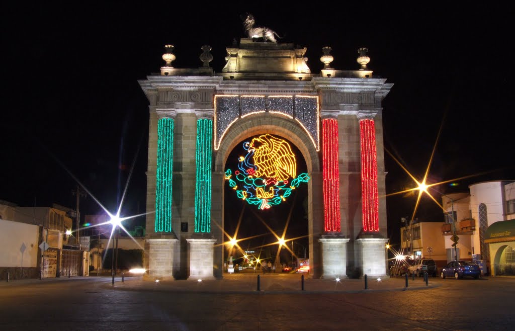 Arco de la Calzada Adornado 16 Septiembre Noche, Леон (де лос Альдамас)