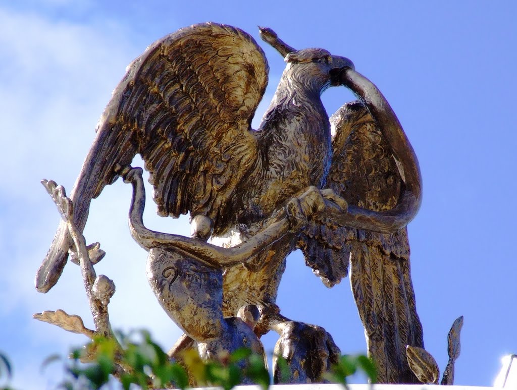 Águila Devorando Serpiente en La Plaza del Músico, Леон (де лос Альдамас)