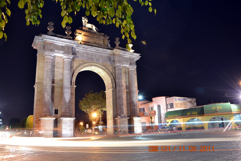 Hermoso Arco de la Calzada de Los Héroes Nocturna, Леон (де лос Альдамас)