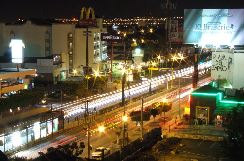 Vista de López Mateos desde el Hotel Real Azteca por la Noche, Леон (де лос Альдамас)
