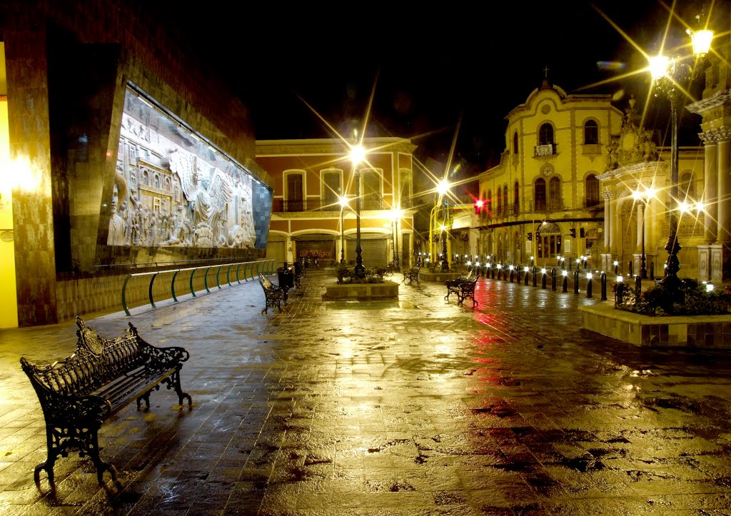Caminando en la Plaza Catedral después de la lluvia, Леон (де лос Альдамас)