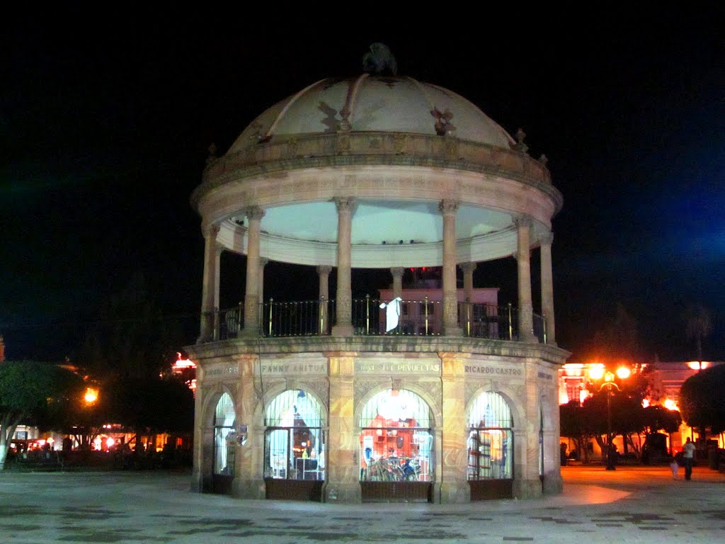 Kiosco de la Plaza de Armas de Durango por la noche, Дуранго