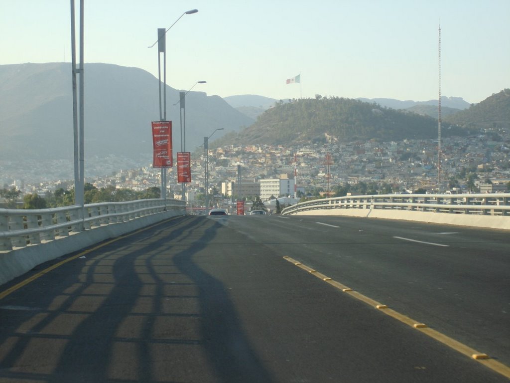 Over Bicentenial bridge / Sobre el puente Bicentenario, Пачука (де Сото)
