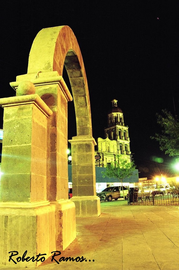 Nocturna (Arco de Monclova en la plaza principal, Монклова