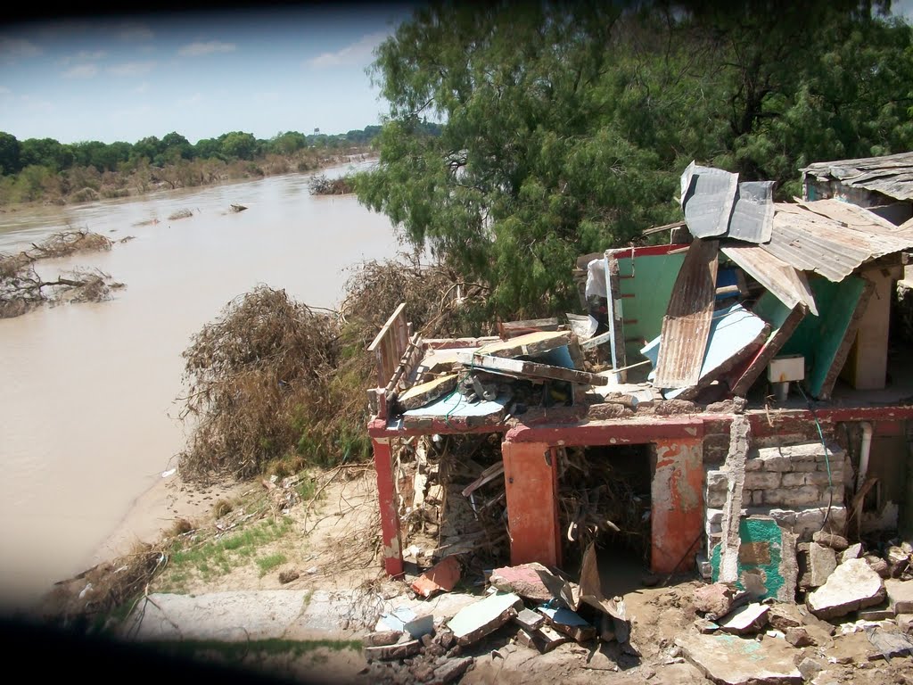 Restos de Vivienda despues de la crecida del Rio Sabinas, Салтилло