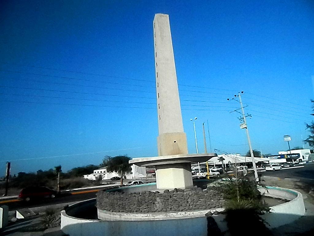 166<Monumento en Tres Caminos, Sabinas, Салтилло