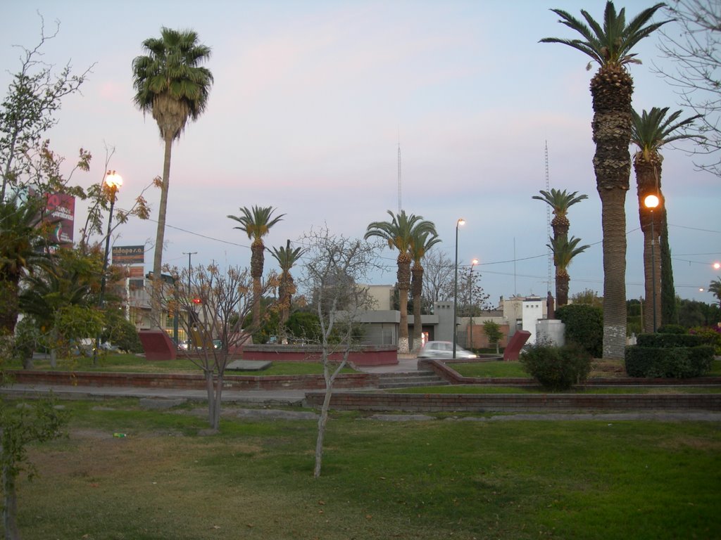 Plaza de la Tortuga con la estatua de Sor Juana Inés de la Cruz "La Décima Musa" al fondo, Торреон