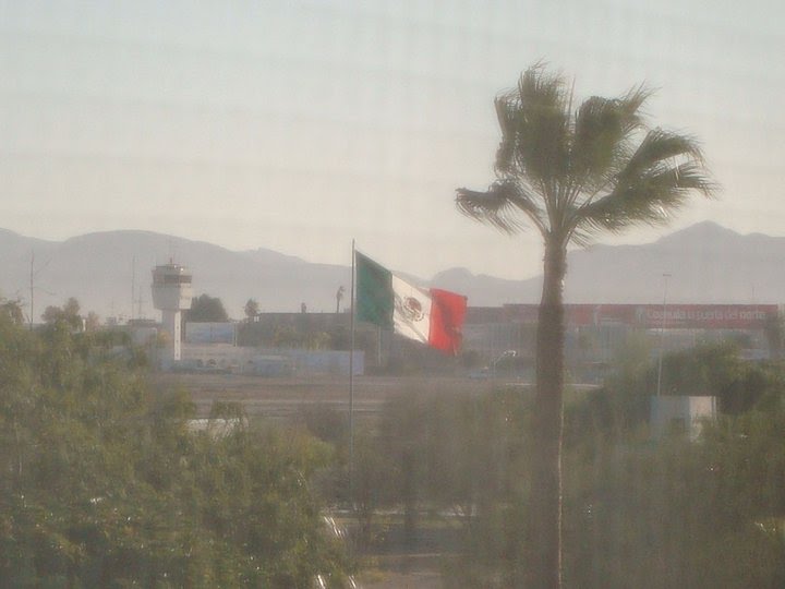 La Bandera Nacional en la Estación Aérea Militar No. 3 de Torreón, Coah. Mex, Торреон