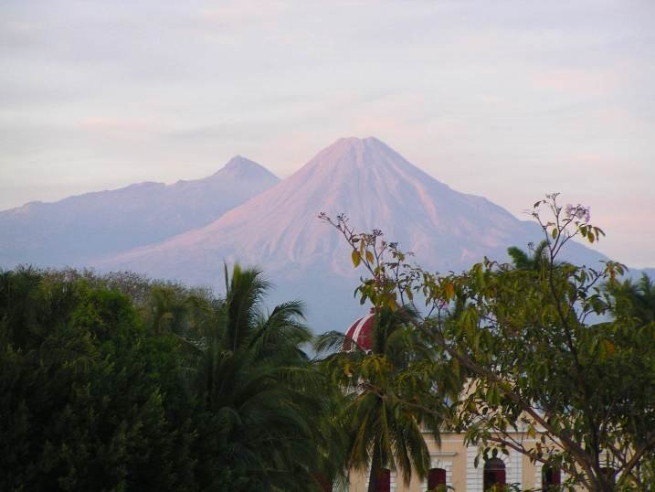 Colima volcano (Fuego & Nevado) desde / from Hotel Flamingo, Колима