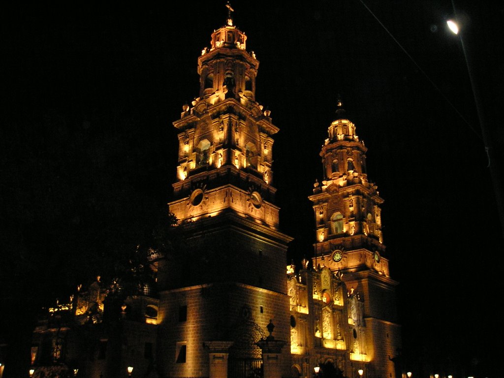 Catedral de Morelia y la media luna, Морелиа