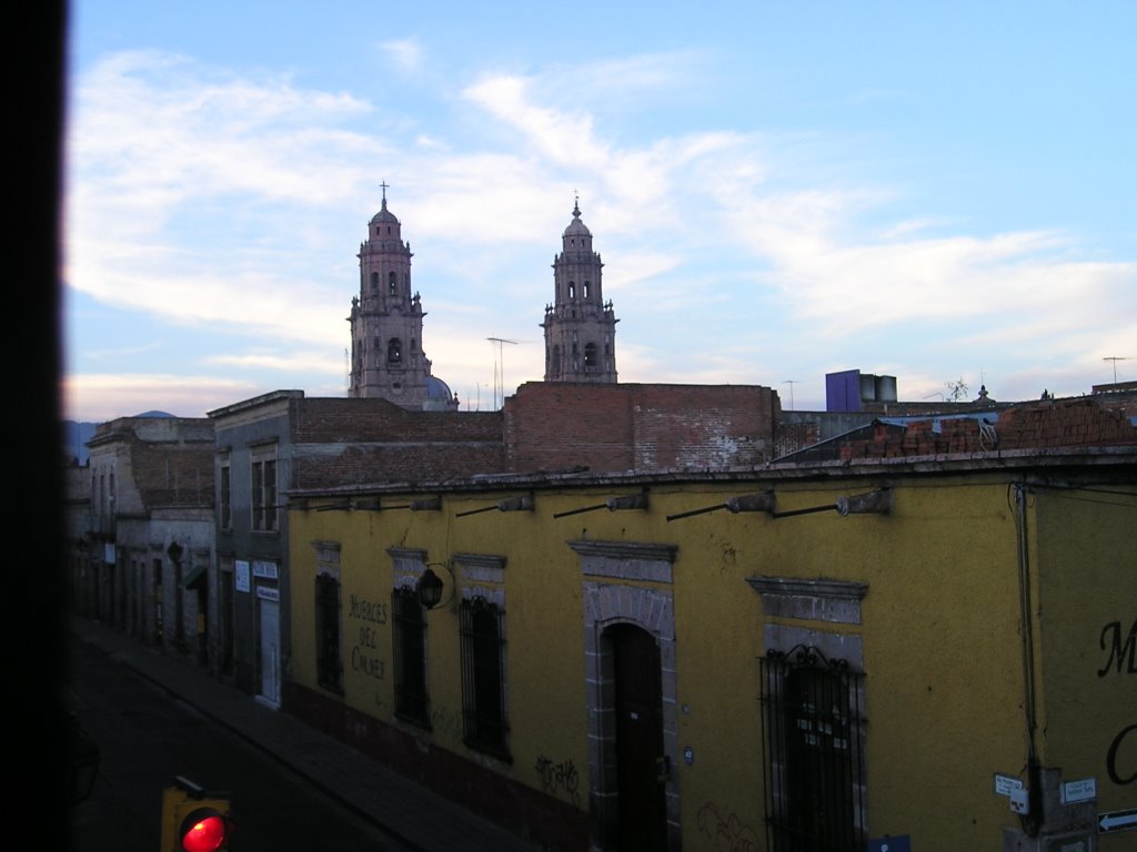 catedral desde hotel colonial Av. Morelos Nte esq. 20 de nov., Морелиа