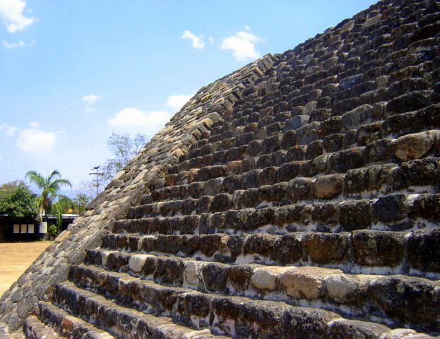 Pirámide Tlaloc y Huitchilopotzcli. Teopanzolco, Morelos, Куэрнавака