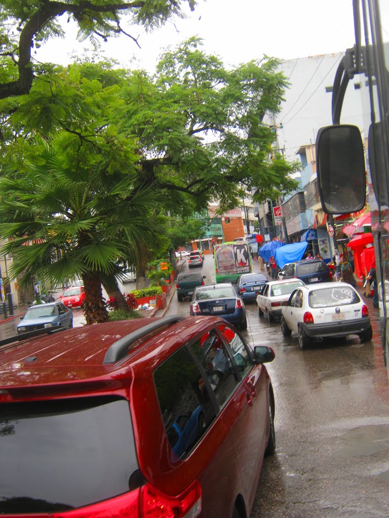 Cuernavaca: mucho tráfico subiendo del mercado hacía El Vergél., Куэрнавака