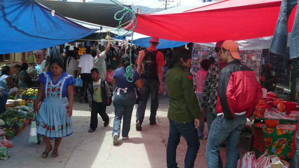 Juarez avenue during "tianguis", Тлаколула (де Матаморос)