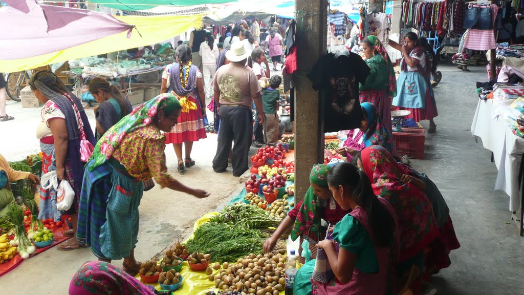 Market vendors at "tianguis", Тлаколула (де Матаморос)