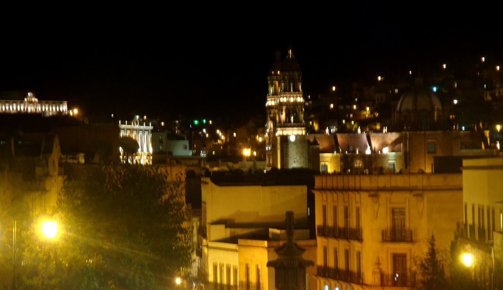 Vista desde la Av. Gonzalez Ortega por la noche, Закатекас