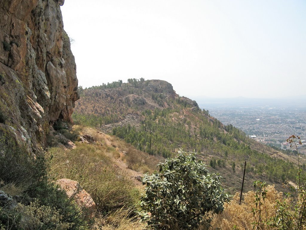 View over the hills at cerro de la bufa, Закатекас
