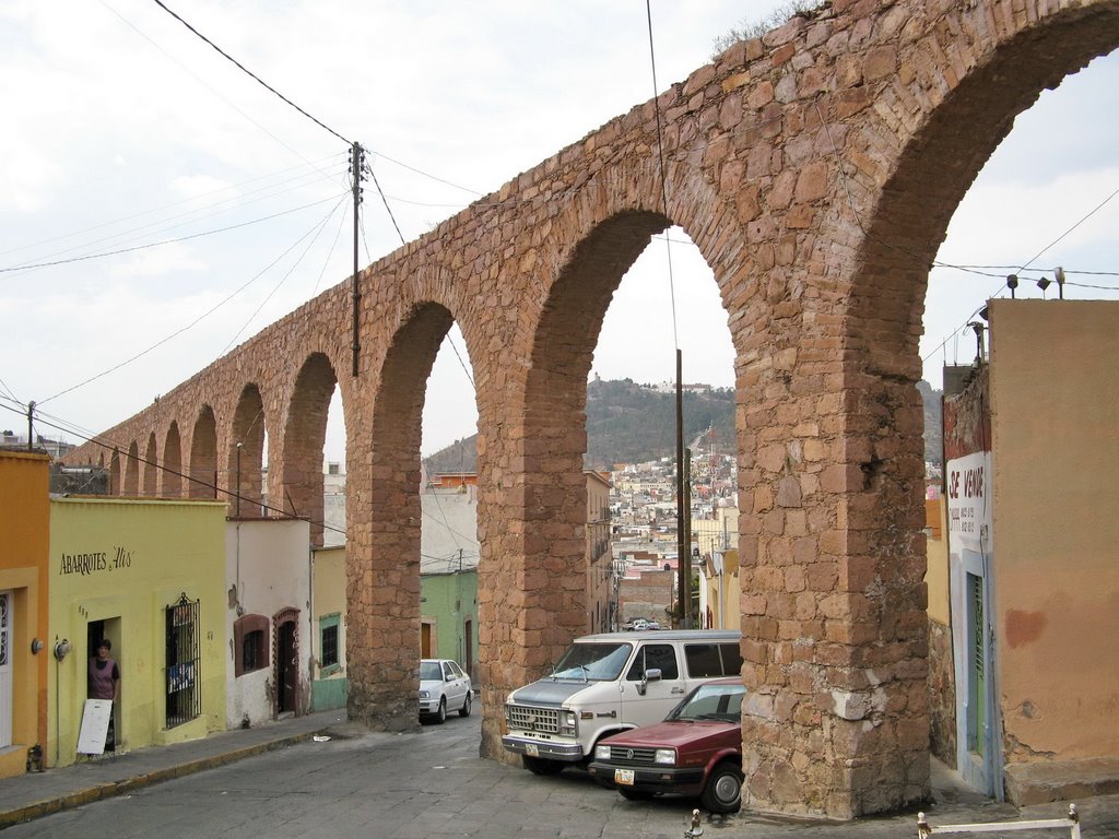 The historic aqueduct across a residential area, Закатекас