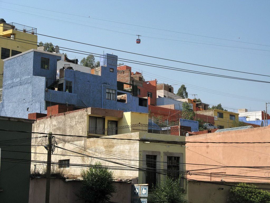 The Zacatecas cable car above houses, Закатекас