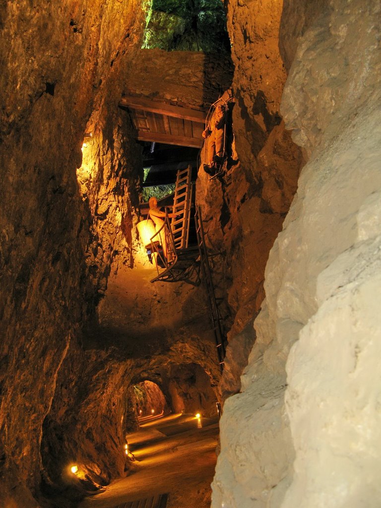 Looking at different levels of the mine, Сомбререт