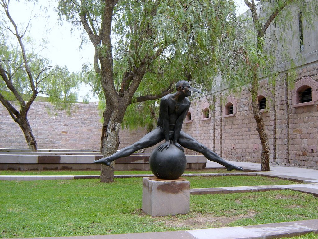 Statue at Centro Artes San Luis Potosi, Матехуала