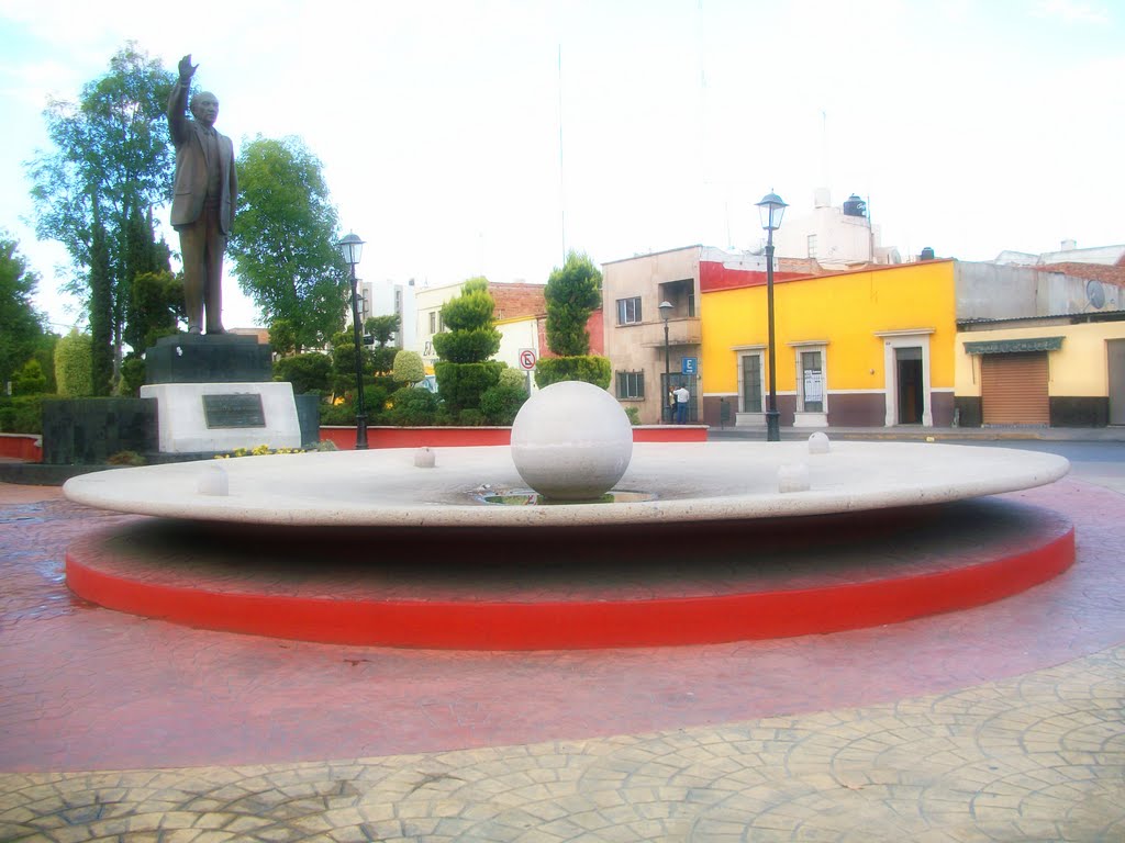 Fuente y estatua del Dr. Salvador Nava M. sobre Av. Reforma., Матехуала