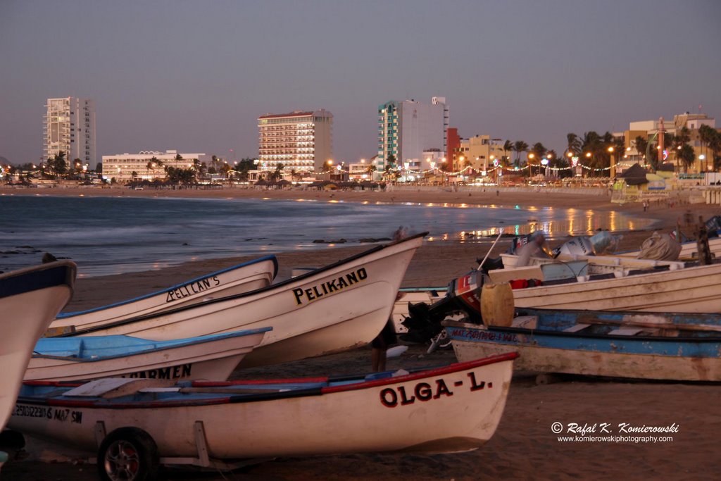 An early evening at Playa Los Pinos along El Malecon Blvd. Mazatlan, Мазатлан