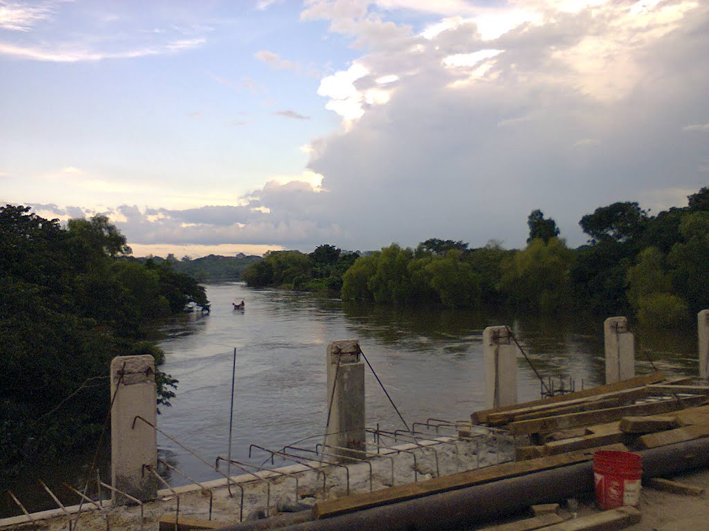 Vista del Rio Puxcatan desde el puente Puxcatan II en la Col los Gatos, Макуспана