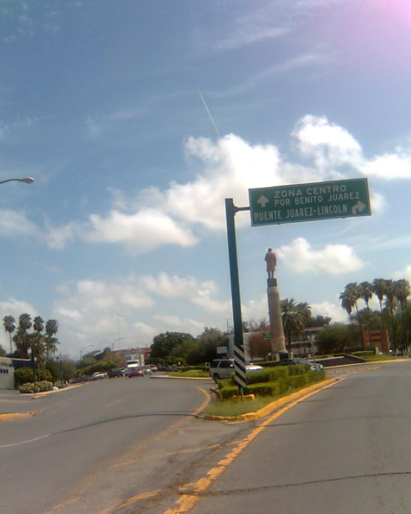 Monumento a Don Benito Juarez Centro de la Ciudad Nvo Laredo Tamps, Нуэво-Ларедо